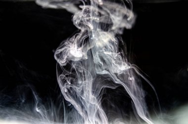 Suyun soyut arkaplanındaki boyalar