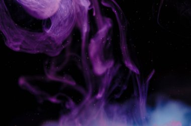 Suyun içinde çok renkli boyalar. Mürekkep suyun altında döner. Parlak mürekkep arka planında bir çarpışma bulutu. Soyut arkaplan