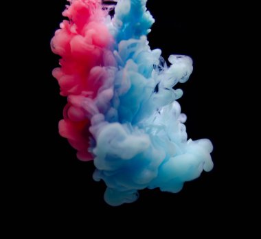 Suyun içinde çok renkli boyalar. Mürekkep suyun altında döner. Siyah arka planda parlak mürekkep bulutu. Renkli soyut duman patlaması. Soyut arkaplan