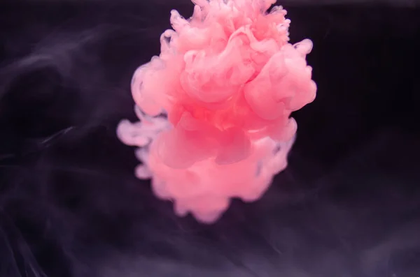 Suyun soyut arkaplanındaki boyalar