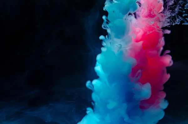 多种颜色的油漆在水中 墨水在水下旋转 一片明亮墨水背景的碰撞云 摘要背景 图库图片