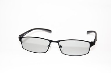 Beyaz arkaplanda gözlük