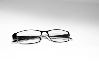 Beyaz arkaplanda gözlük