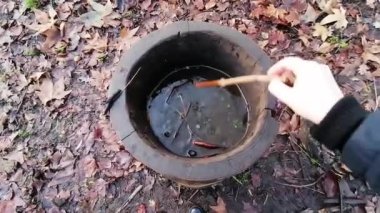 Yaprak ve dallarla dolu ahşap fıçı çömleği.