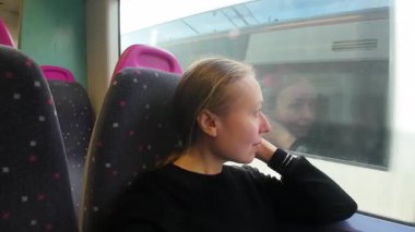 Trendeki kadın pencereye bakıyor. Yüksek kalite 4k görüntü