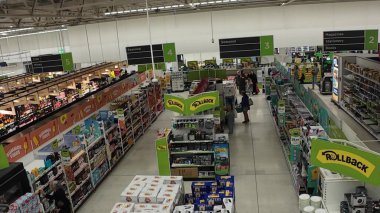 Londra - 07 31 2025: Asda Superstore Aisles Düzenleme