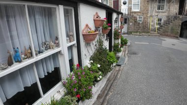 St. Ives - 10 01 2025: Cornwall 'daki St. Ives kasabası. Dükkan ve evler boyunca bir kasabada yürümek.