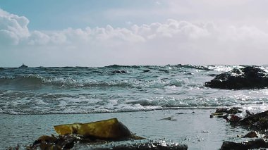 Güzel turkuaz deniz dalgaları köpük ve su sıçratıyor.