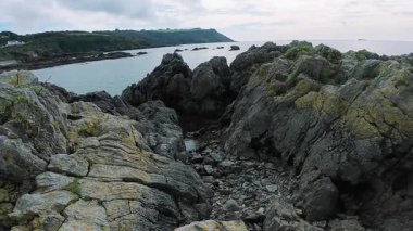 Sakin sahil manzarası, sakin kayalıklar, sakin deniz manzarası yuvarlanan bulutlar ve nazik bulutlar.