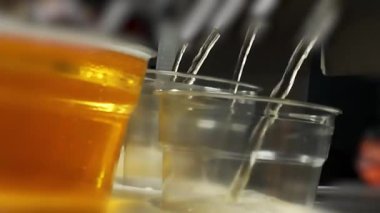 Plastik bardakta köpüklü bira. Yüksek kalite 4k görüntü