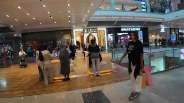 Londra 08: 20 2025: Stratford Westfield alışveriş merkezi Dükkanlar, insanlar ve ürünlerle dolu