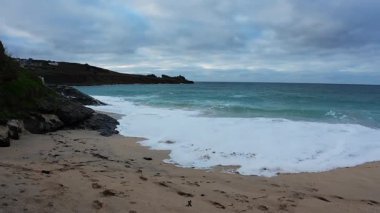 Deniz kayalık kıyı şeridine çarpar, engin kıyı dalgaları engebeli kayalık kıyı şeridi üzerinde güçlü bir şekilde dalgalanır.