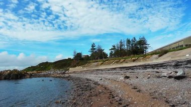 Sakin sahil manzarası, sakin kayalıklar, sakin deniz manzarası yuvarlanan bulutlar ve nazik bulutlar.