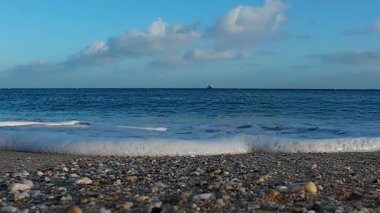 Güzel dalgalar enerji ve köpüklü sahil manzarası oluşturuyor. Yüksek kalite 4k görüntü