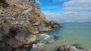 Uçurumları, kumları, dalgaları olan güzel bir kıyı manzarası. Yüksek kalite 4k görüntü