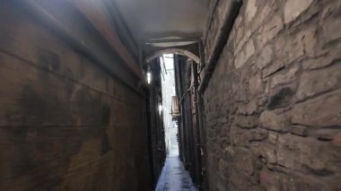 Arka tarafında ışık çıkışı olan ürkütücü duvar koridoru. Yüksek kalite 4k görüntü