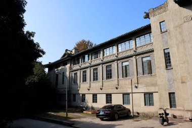 Mavi gökyüzünün altında bazı güzel binalar