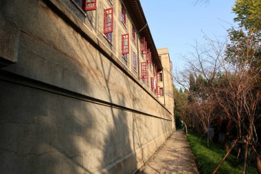 Mavi gökyüzünün altında bazı güzel binalar