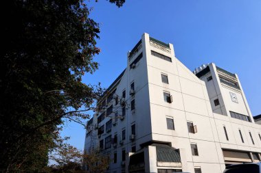 Mavi gökyüzünün altında bazı güzel binalar