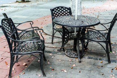 Açık bir kafe dışında, insanların dinlenmesi için sandalyeler var.