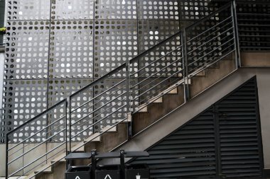 Bu bir alışveriş merkezinin dışındaki çelik bir merdiven.