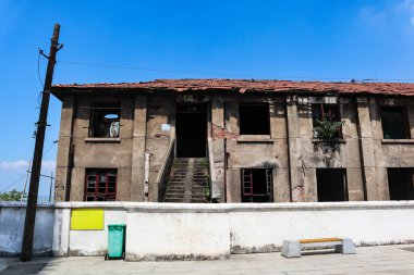 Burası eski şehirde yıkılmak için bekleyen eski bir ev.