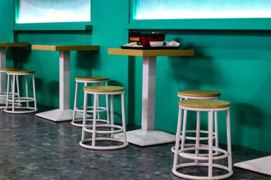 Burası kapalı yemek odasındaki masa ve sandalye.