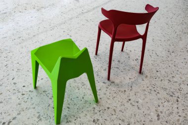 İki küçük kırmızı ve yeşil sandalye