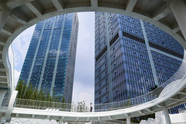 Jedná Moderní Budovu Kruhový Přelet Obojí Jednom Městě Číně — Stock fotografie
