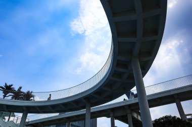 Mavi gökyüzünün altında kentsel üstgeçit