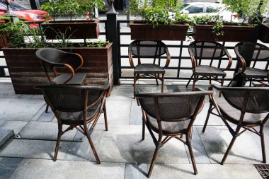 Masalar ve sandalyeler dışarıda yemek odasında.