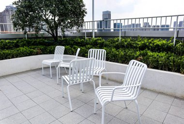 Masalar ve sandalyeler dışarıda yemek odasında.