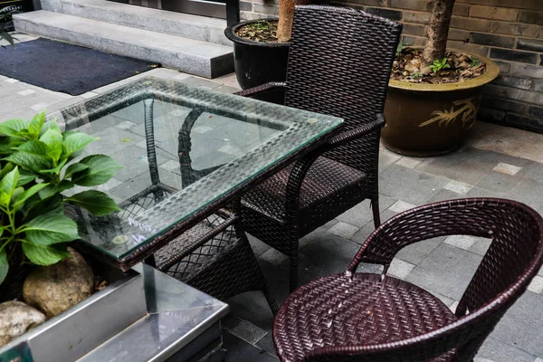 室外餐厅的桌子和椅子 — 图库照片