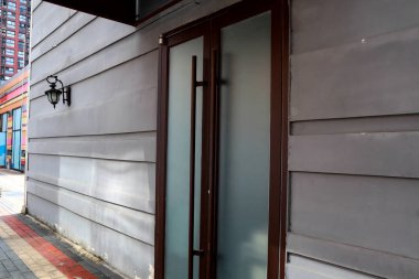 İş yerinin duvarında eski bir şamdan var.