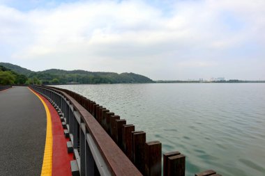 Bu Çin 'de güzel bir park manzarası. Gölün üzerinde güzel ahşap bir köprü var.