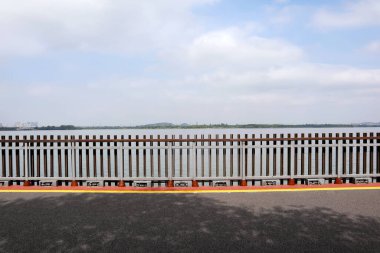 Bu Çin 'de güzel bir park manzarası. Gölün üzerinde güzel ahşap bir köprü var.