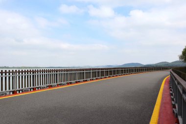 Bu Çin 'de güzel bir park manzarası. Gölün üzerinde güzel ahşap bir köprü var.