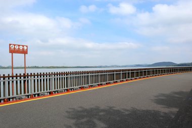 Bu Çin 'de güzel bir park manzarası. Gölün üzerinde güzel ahşap bir köprü var.