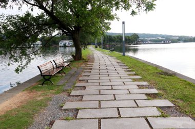 Bu, Çin 'de güzel gölleri olan güzel bir park manzarası.