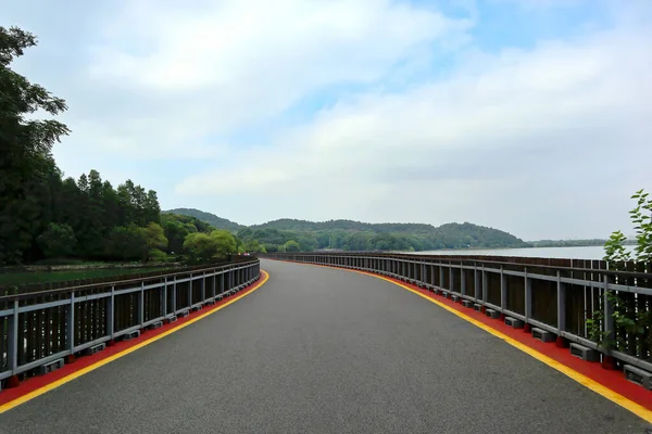 Bu Çin 'de güzel bir park manzarası. Gölün üzerinde güzel ahşap bir köprü var.
