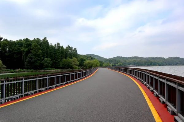 Bu Çin 'de güzel bir park manzarası. Gölün üzerinde güzel ahşap bir köprü var.