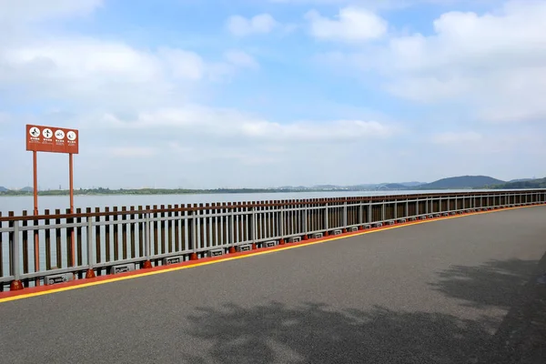Bu Çin 'de güzel bir park manzarası. Gölün üzerinde güzel ahşap bir köprü var.