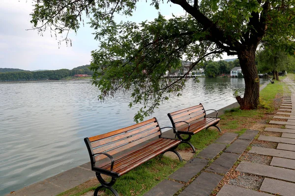 Bu, Çin 'de güzel gölleri olan güzel bir park manzarası.