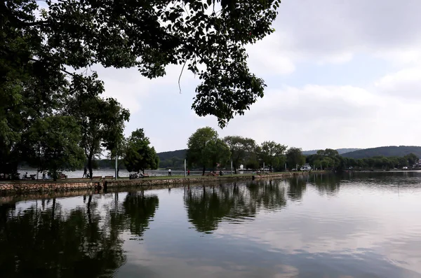 这是中国一个有着美丽湖泊的公园的美丽景色 — 图库照片