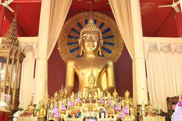 Big Buddhastatyn i kyrkan av Wat Phra Sing, Chiang Mai, Thaila — Stockfoto