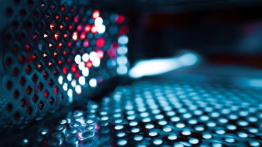 Paslanmaz çelik tünel duvarlarında parlayan kırmızı ışık. Soyut ulaşım mağarası neon görüşü. uv ışık floresansı soyut görüşü resmeder.