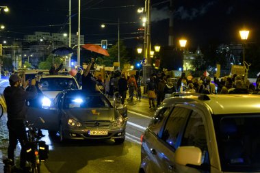 Wroclaw, Polonya - 26 Ekim 2020: Anayasa Mahkemesi 'nin cenin kusurlarına dayanarak kürtajı yasaklaması sonrasında protestocularla dayanışma gösteren araba sürücüleri