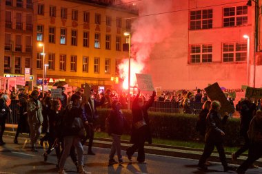 Wroclaw, Polonya - 26 Ekim 2020: Anayasa Mahkemesi 'nin cenin kusurlarına dayanarak kürtajı yasaklaması sonrasında protestocular