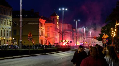 Wroclaw, Polonya - 26 Ekim 2020: Anayasa Mahkemesi 'nin cenin kusurları gerekçesiyle kürtajı yasaklaması sonrasında, protestocular gece şehir pazarı etrafında yürüyüş yaptılar