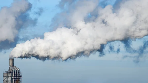 工厂的烟囱向大气排放废气污染 Co2和温室气体排放 免版税图库图片